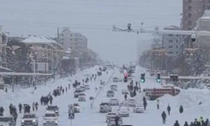 鹤岗特大暴雪后，市民：不少车埋在雪里，蔬菜水果没涨价，有的路已开始堵车